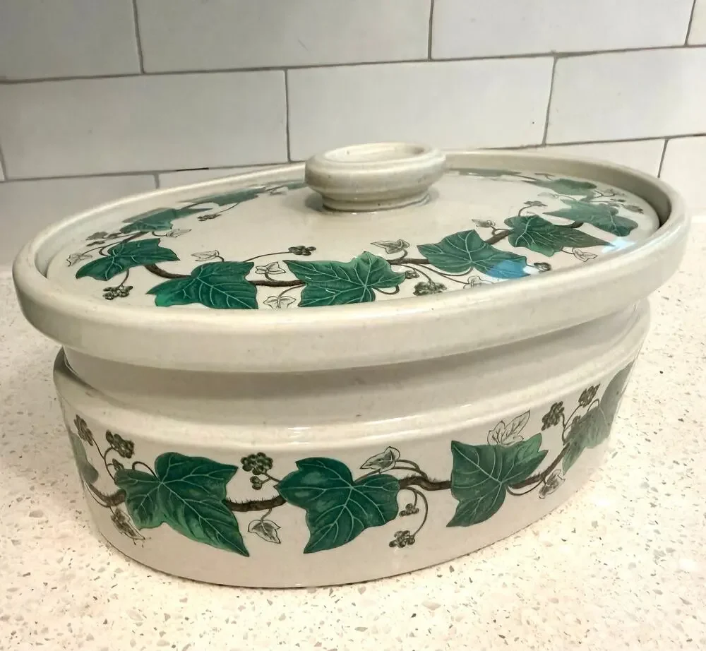 Wedgwood Napoleon Ivy Oven to Table 2.5 Quart Oval Covered Casserole English